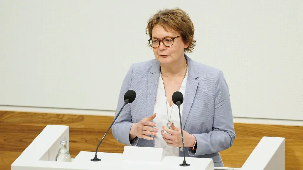 Daniela-Behrens-SPD-Sozial-und-Gesundheitsministerin-in-Niedersachsen-spricht
