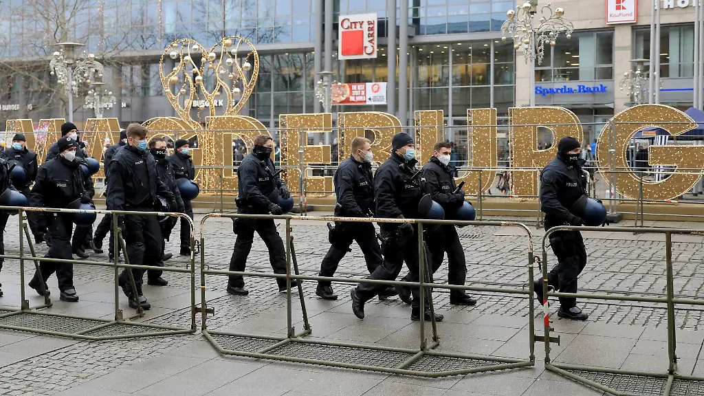 Polizisten-gehen-an-einem-Element-der-Lichterwelten-Magdeburg-zum-Einsatz