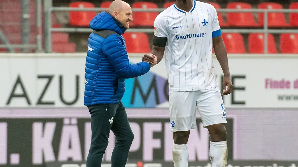 Darmstadts-Trainer-Torsten-Lieberknecht-l-freut-sich-mit-Patric-Pfeiffer