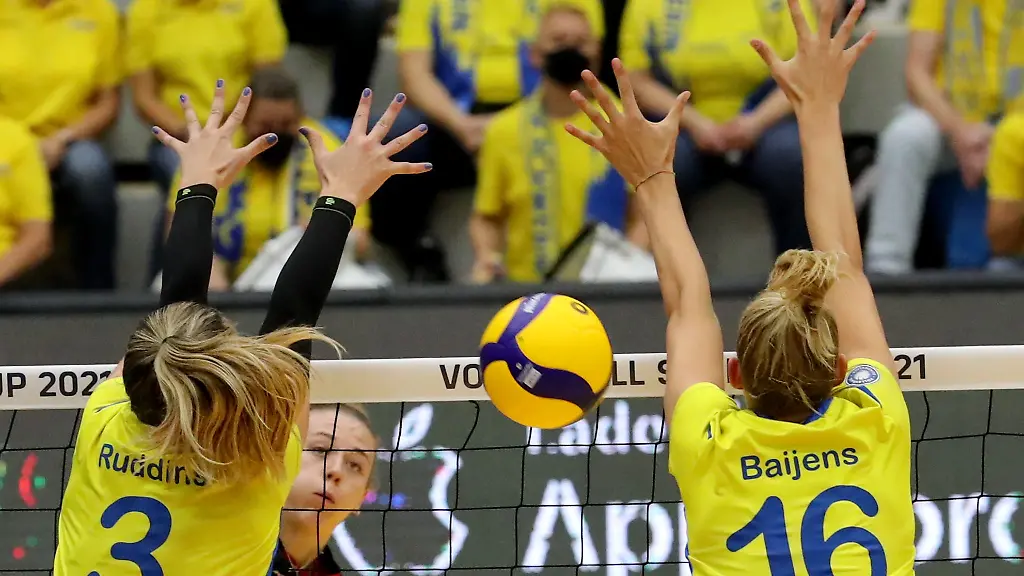 Schwerins-Lindsey-Ruddins-vorn-l-r-und-Indy-Baijens-in-Aktion