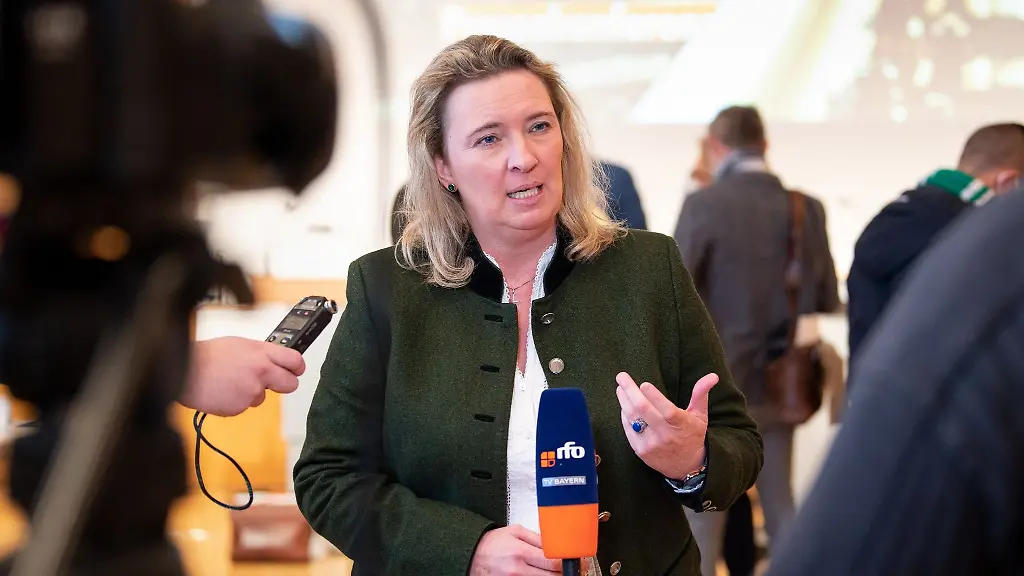 Kerstin-Schreyer-gibt-eine-Pressekonferenz