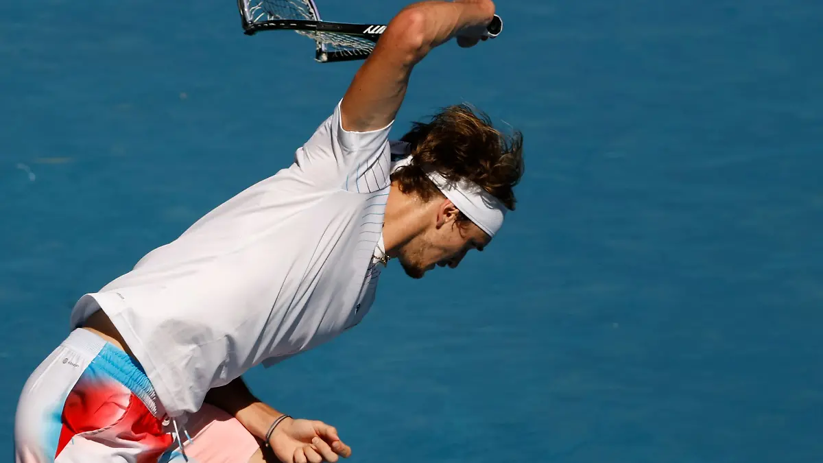Alexander-Zverev-zertruemmerte-in-der-Partie-gegen-Denis-Shapovalov-frustriert-seinen-Schlaeger