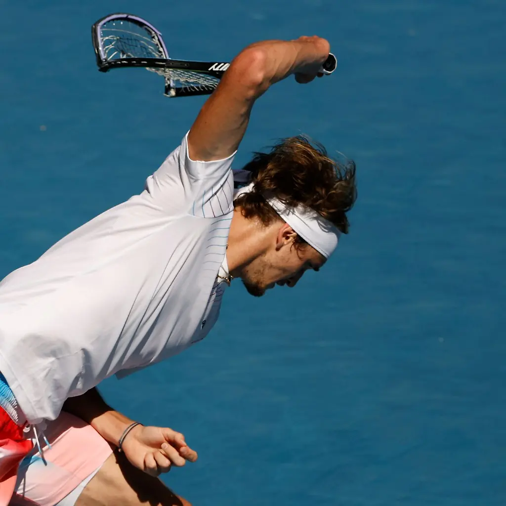 Alexander-Zverev-zertruemmerte-in-der-Partie-gegen-Denis-Shapovalov-frustriert-seinen-Schlaeger