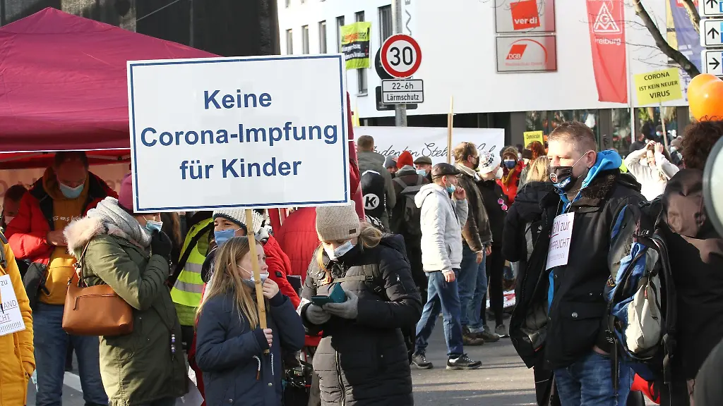 Menschen-demonstrieren-gegen-die-Corona-Massnahmen