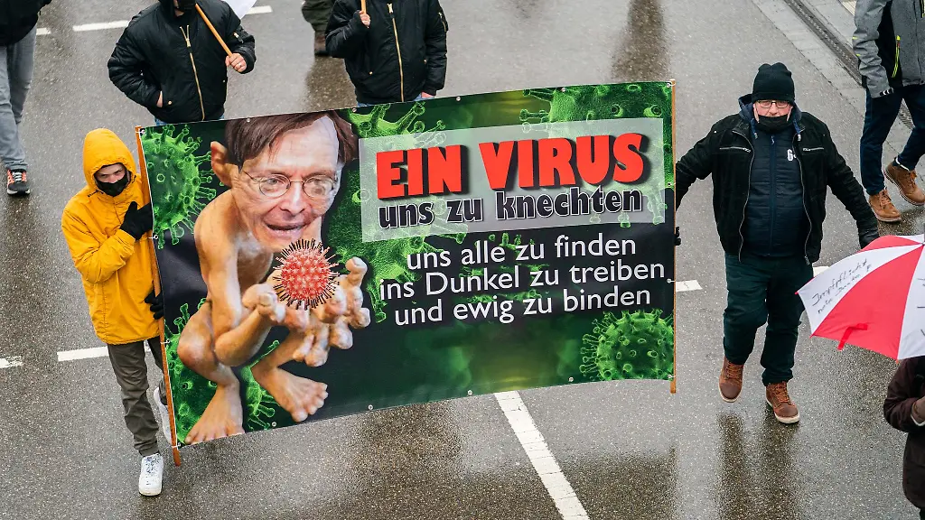 Bei-einer-Demonstration-gegen-die-aktuellen-Corona-Massnahmen-tragen-Teilnehmer-ein-Banner