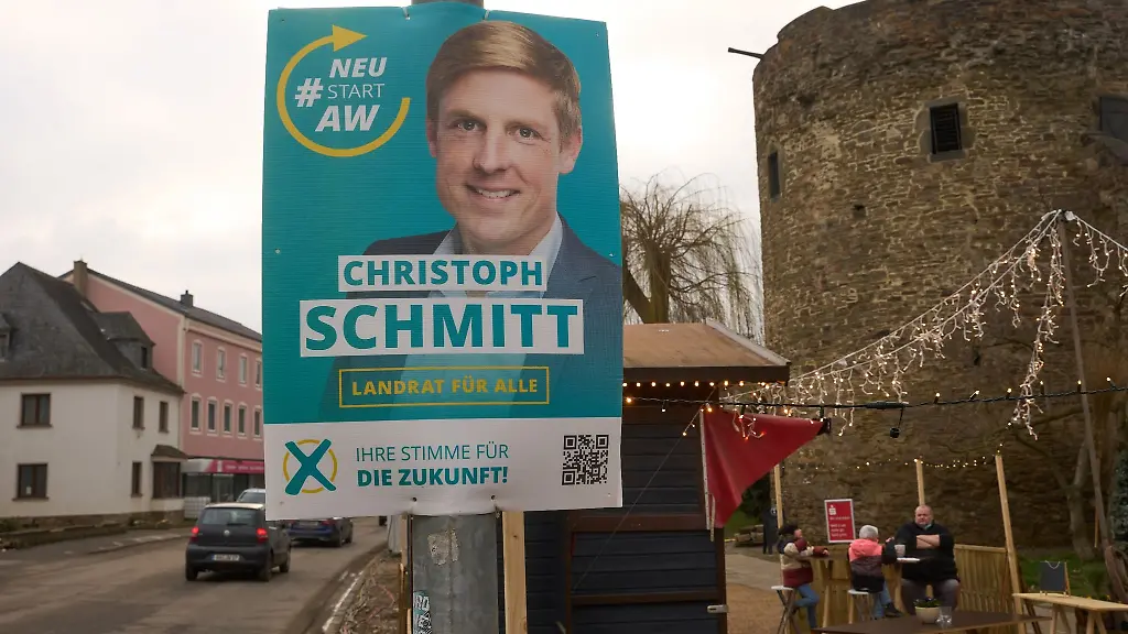 Ein-Plakat-des-SPD-Politikers-Christoph-Schmitt-der-als-unabhaengiger-Kandidat-fuer-die-Wahl-zum-Landrat-kandidiert