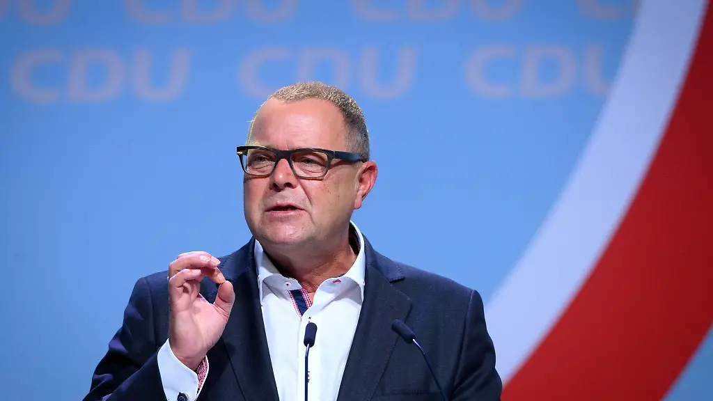 Michael-Stuebgen-CDU-Brandenburger-Minister-des-Innern-und-fuer-Kommunales-und-CDU-Vorsitzender-spricht