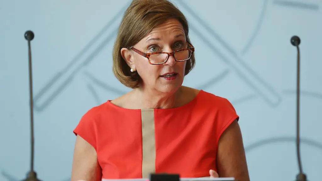 Nordrhein-Westfalens-Schulministerin-Yvonne-Gebauer-gibt-eine-Pressekonferenz