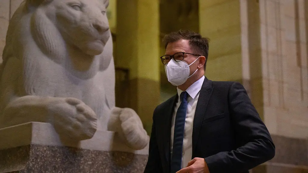 Carsten-Schneider-laeuft-nach-einem-Treffen-mit-dem-Ministerpraesidenten-von-Sachsen-an-einer-Loewen-Skulptur-vorbei