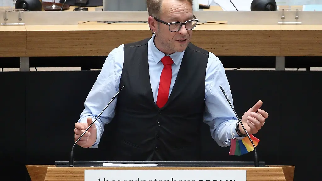 Carsten-Schatz-Fraktionsvorsitzender-von-Die-Linke-spricht