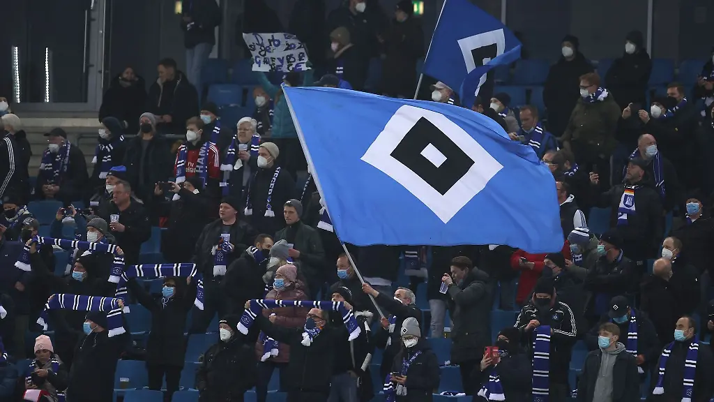 HSV-Fans-schwenken-zu-Spielbeginn-im-Stadion-eine-Flagge-mit-dem-Vereinslogo