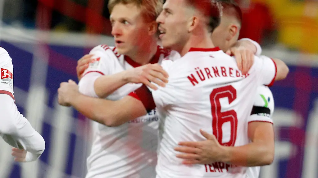 Der-Nuernberger-Torschuetze-zum-0-1-Lino-Tempelmann-r-jubelt-mit-Mats-Moeller-Daehli