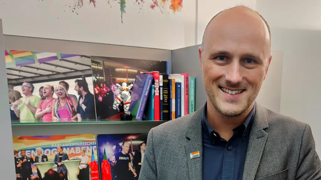 2022-01-14T143135Z-1339876700-RC2QXR94KM9V-RTRMADP-3-GERMANY-POLITICS-QUEER-COMMISSIONER