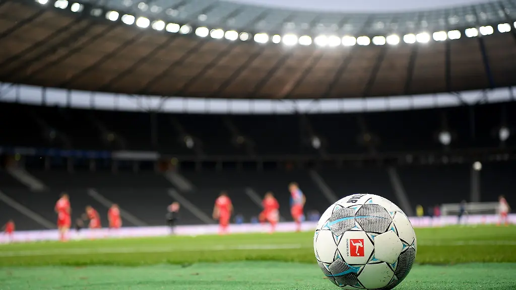 Ein-Fussball-liegt-auf-dem-Rasen