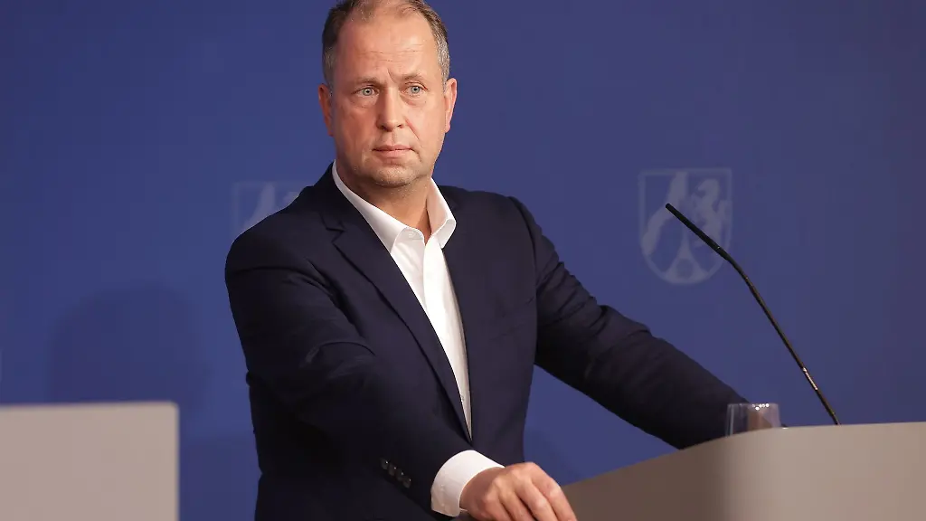 Joachim-Stamp-FDP-Familienminister-und-FDP-Chef-in-Nordrhein-Westfalen-bei-einer-Pressekonferenz