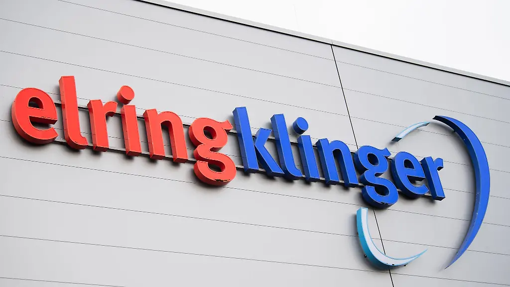 ElringKlinger-steht-auf-einer-Wand-auf-dem-Gelaende-des-Autozulieferers