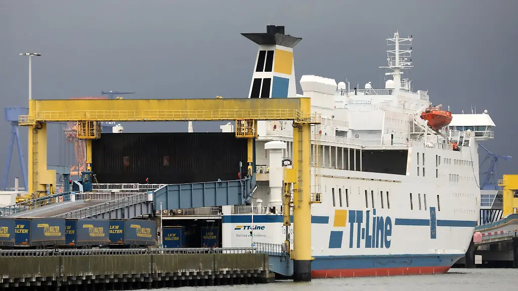 Im-Seehafen-Rostock-liegt-im-Faehrhafen-das-Schiff-Tom-Sawyer-der-Reederei-TT-Line
