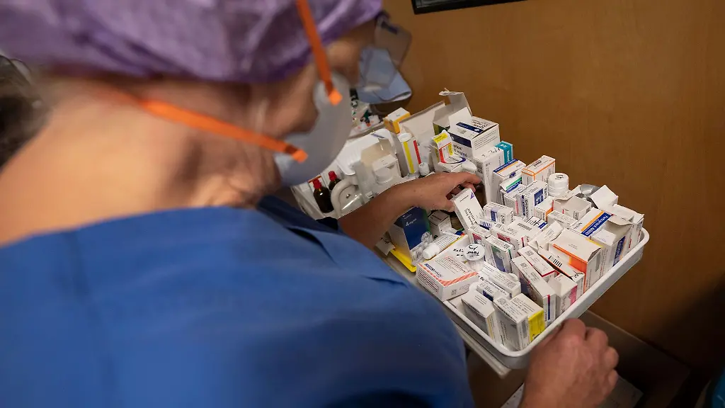 Eine-Krankenpflegerin-nimmt-Medikamente-von-einem-Staender