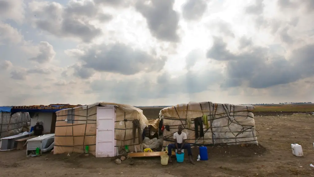 2009-09-28T000000Z-151050325-GM1E59S1FNE01-RTRMADP-3-ITALY-IMMIGRANTS-TOMATOES