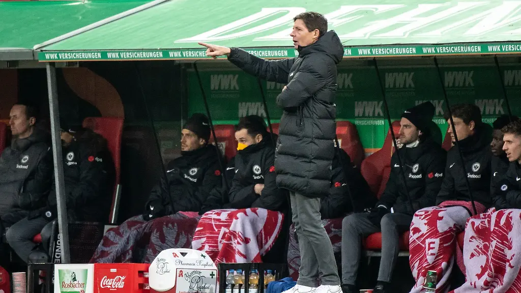 Cheftrainer-Oliver-Glasner-von-Eintracht-Frankfurt-gestikuliert-am-Spielfeldrand