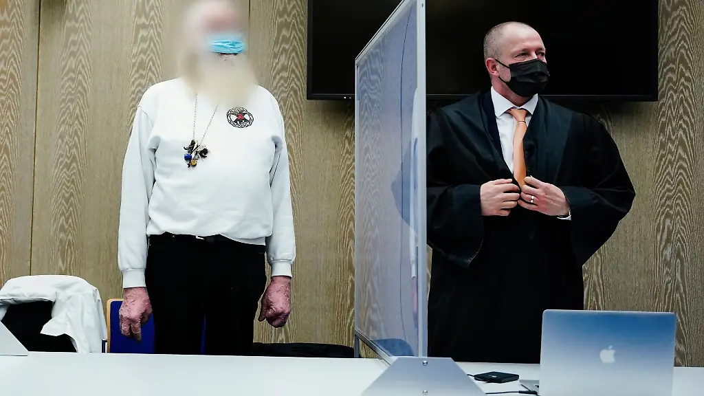 Ein-selbst-ernannter-Druide-steht-im-Landgericht-neben-seinem-Anwalt-Thomas-Penneke