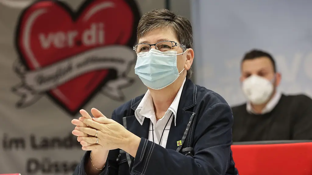 Gabriele-Schmidt-Landesleiterin-Ver-di-NRW-spricht