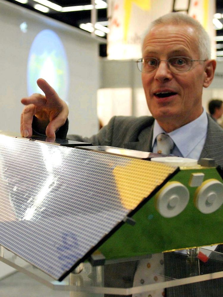 Hier an einem Satelliten-Modell: Franz Ossing, Pressesprecher des Deutschen GeoForschungsZentrums in Potsdam.