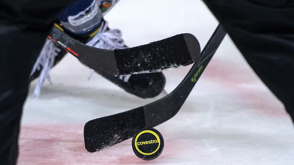 Mehrere-Eishockeyspieler-kaempfen-um-den-Puck