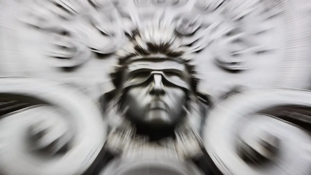 Eine-Figur-der-blinden-Justitia-an-der-Fassade-eines-Gerichts