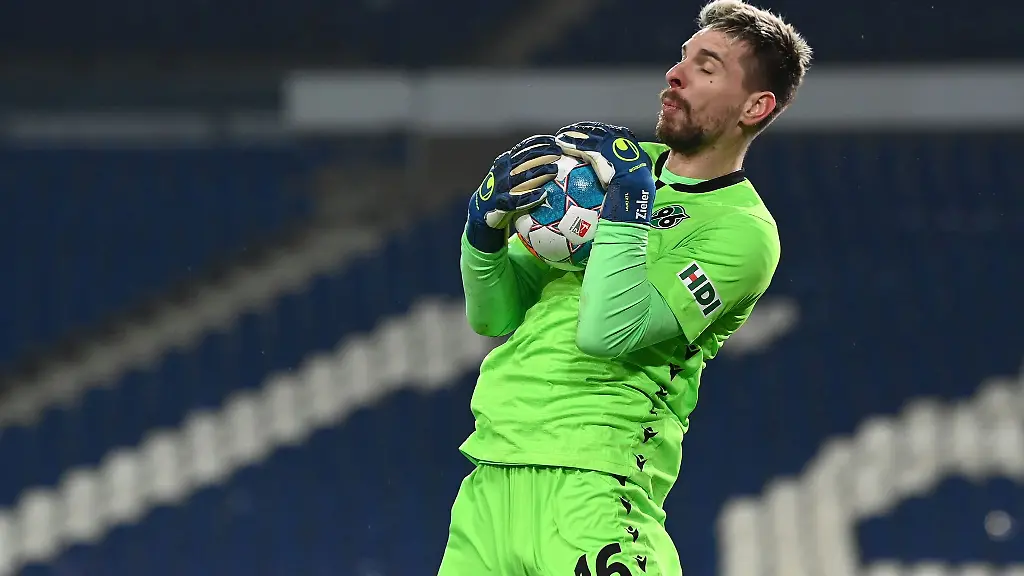 Hannovers-Torwart-Ron-Robert-Zieler-faengt-den-Ball
