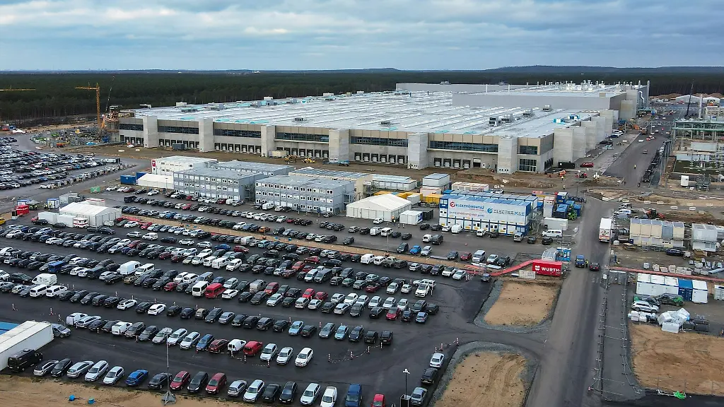 Die-Baustelle-der-Tesla-Autofabrik-bei-Berlin
