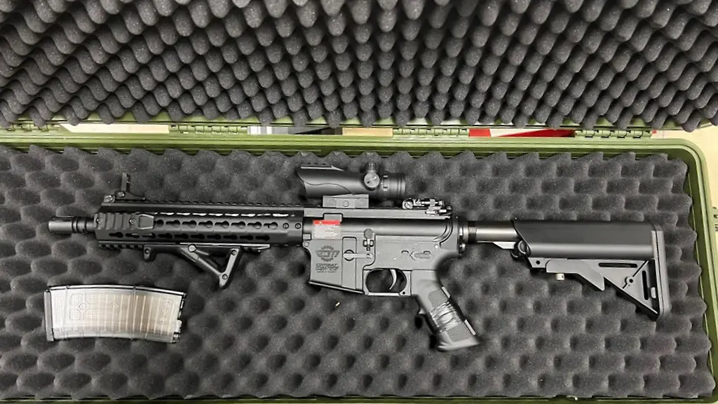 Ein-vollautomatisches-Softair-Maschinengewehr-aus-Metall-liegt-in-einem-Koffer-bei-der-Koelner-Polizei