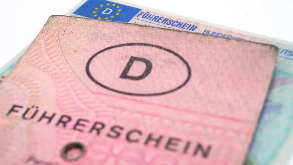 Ein-rosa-Fuehrerschein-Papier-Fuehrerschein-liegt-auf-einem-neuen-Fuehrerschein-Exemplar