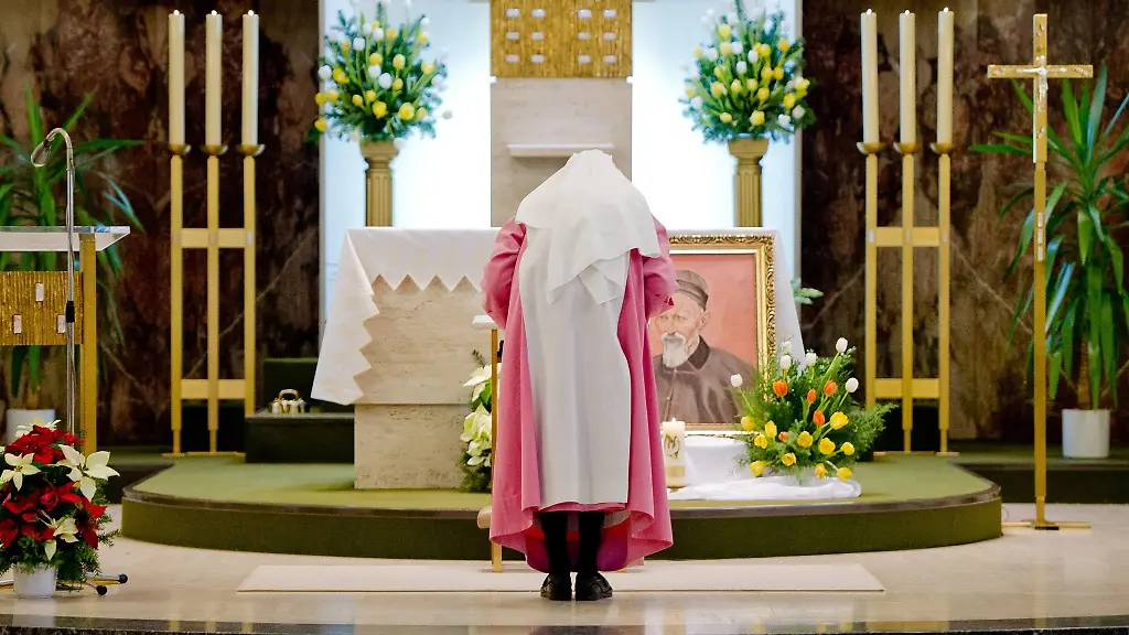 Eine-Nonne-betet-im-Kloster-St-Gabriel-in-der-Kirche-vor-dem-Altar