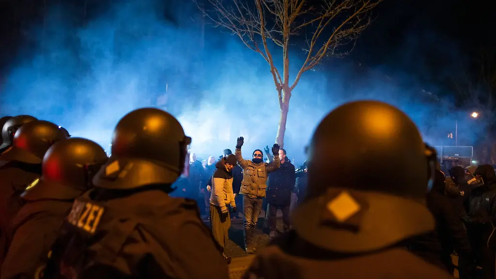 Polizisten-beobachten-die-Teilnehmer-einer-geplanten-Demonstration-gegen-Corona-Massnahmen-in-Rostock