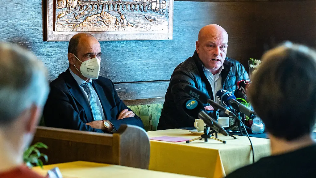 Joachim-Wolbergs-r-ehemaliger-Oberbuergermeister-von-Regensburg-sitzt-mit-seinem-Verteidiger-Peter-Witting-bei-einem-Pressegespraech