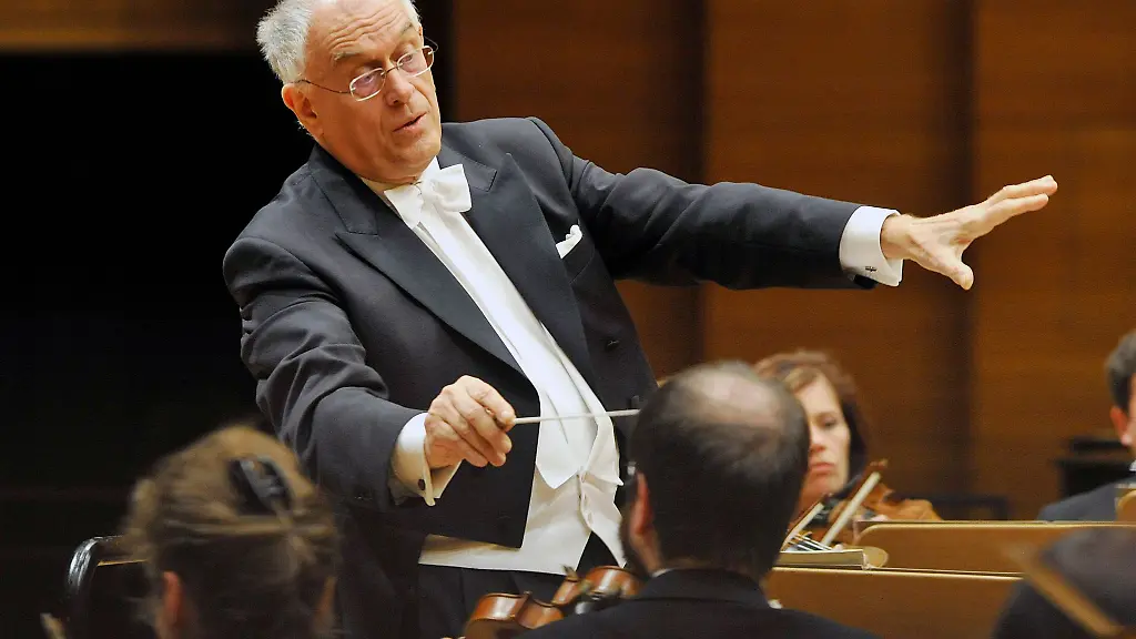 Niksa-Bareza-dirigiert-die-Robert-Schumann-Philharmonie-in-der-Chemnitzer-Stadthalle-bei-einem-Konzert-2009