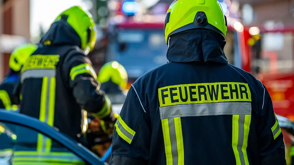 Einsatzkraefte-der-Feuerwehr-bei-einem-Uebungseinsatz