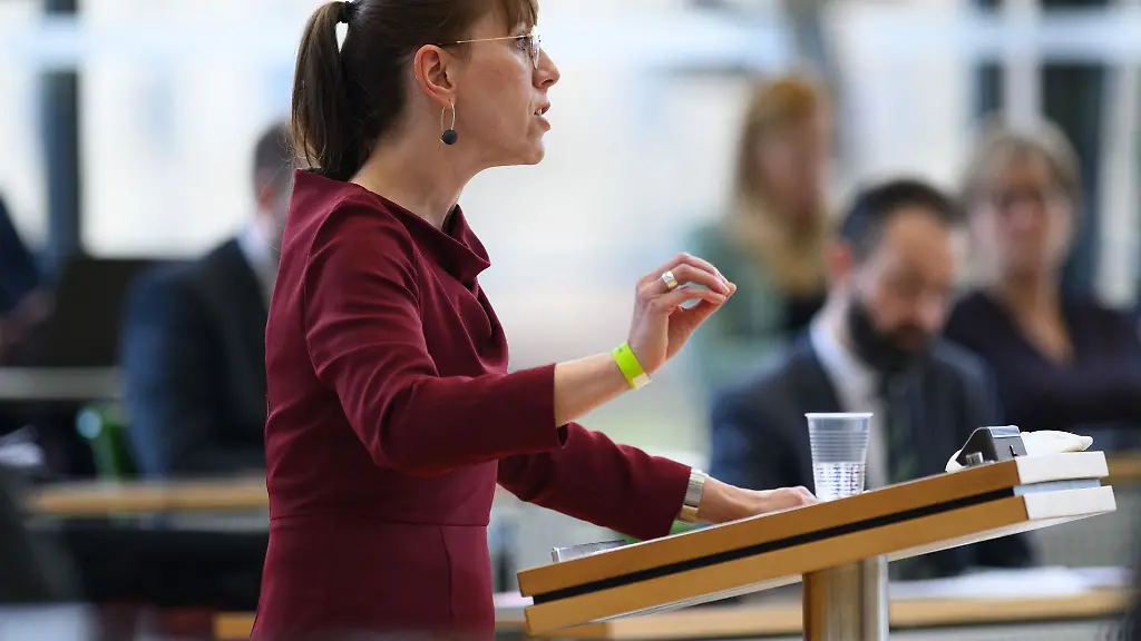Katja-Meier-Buendnis90-Die-Gruenen-Justizministerin-von-Sachsen-spricht