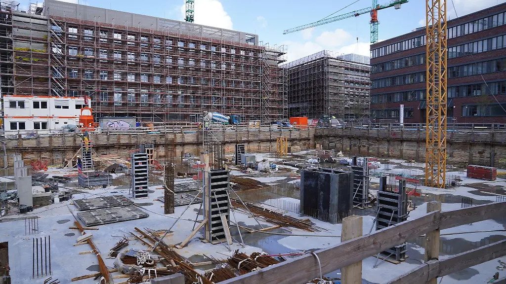 Bauarbeiter-arbeiten-im-Mai-2021-auf-einer-Baustelle-an-der-Kieler-Hoern