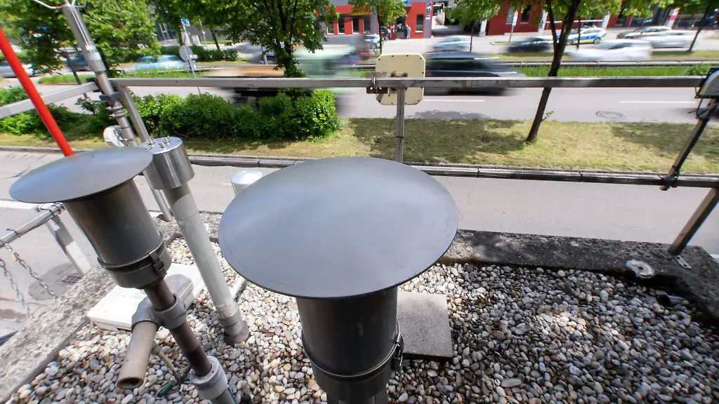 Verschiedene-Messgeraete-sind-auf-dem-Dach-einer-Luftmessstation-an-der-Landshuter-Allee-installiert