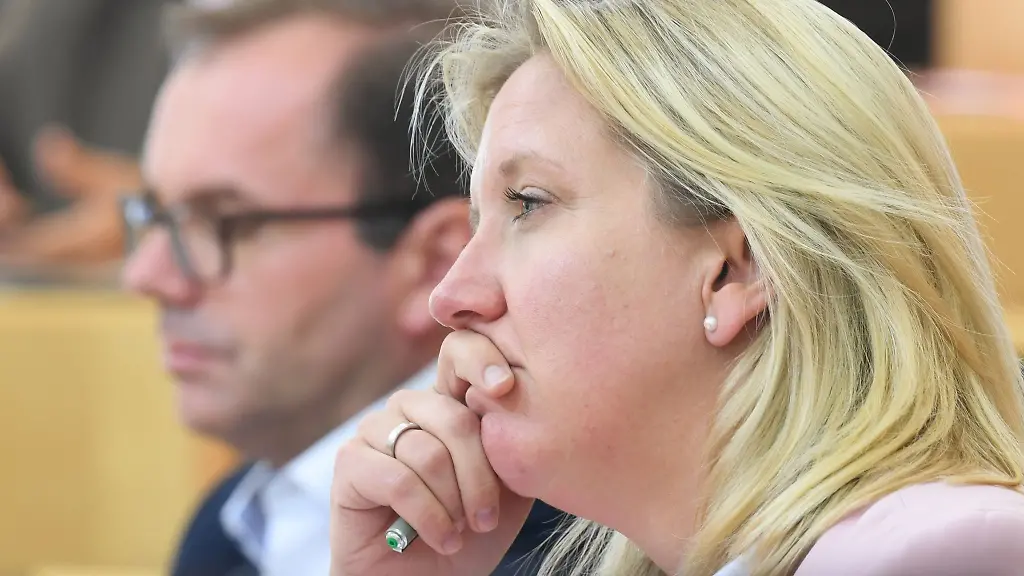 Die-beiden-Fraktionsvorsitzenden-Mathias-Wagner-Buendnis-90-Die-Gruenen-und-Ines-Claus-CDU-nehmen-an-der-Plenarsitzung-des-hessischen-Landtags-teil