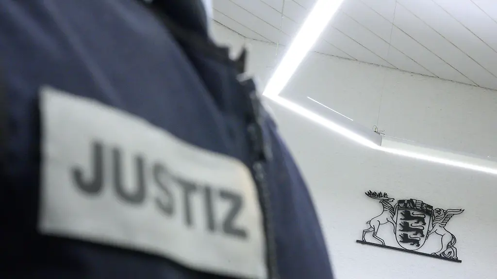 Ein-Justizbeamter-steht-in-einem-Gerichtssaal-des-Landgerichts-in-Stuttgart