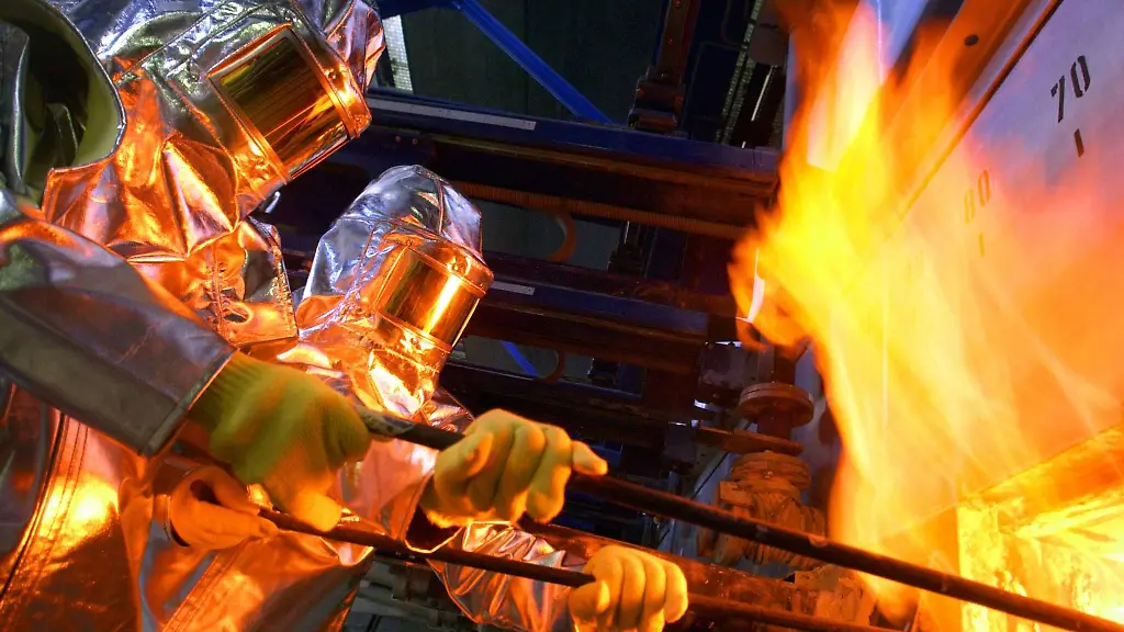 Mitarbeiter-von-Schott-stehen-an-einer-Anlage-zur-Produktion-von-Spezialfloatglas