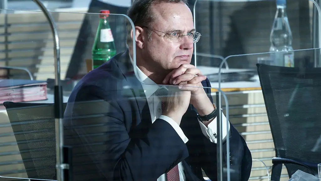 Claus-Christian-Claussen-CDU-Justizminister-von-Schleswig-Holstein-faltet-seine-Haende