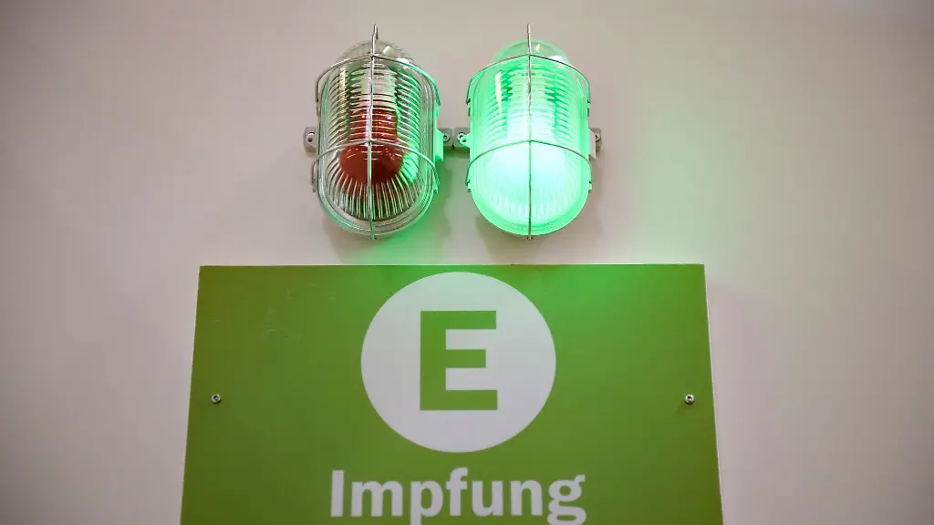 Eine-gruene-Lampe-leuchtet-am-Eingang-eines-Corona-Impfzentrums