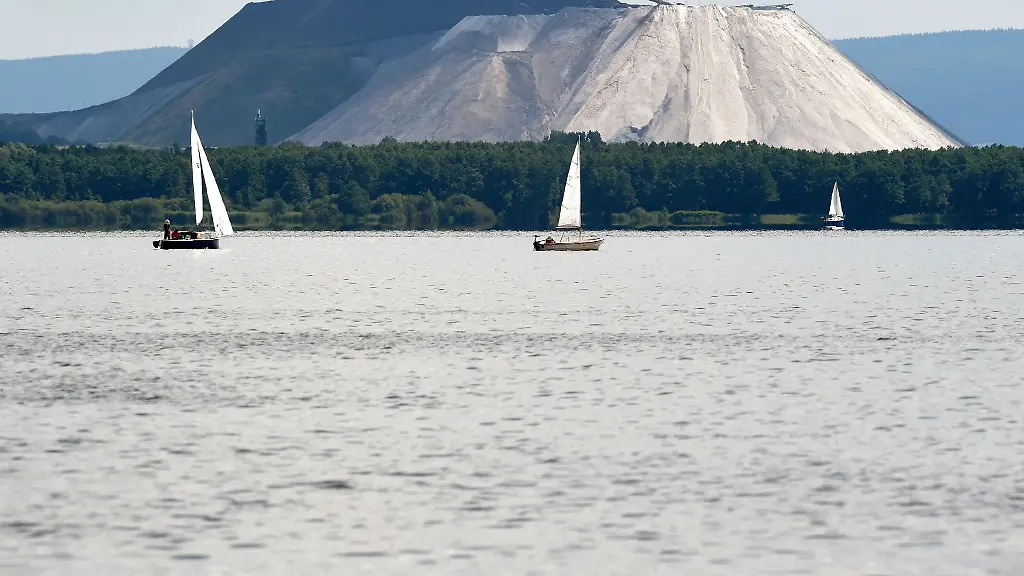 Segelboote-fahren-vor-der-Kulisse-des-mittlerweile-stillgelegten-Kali-Bergwerks-Sigmundshall