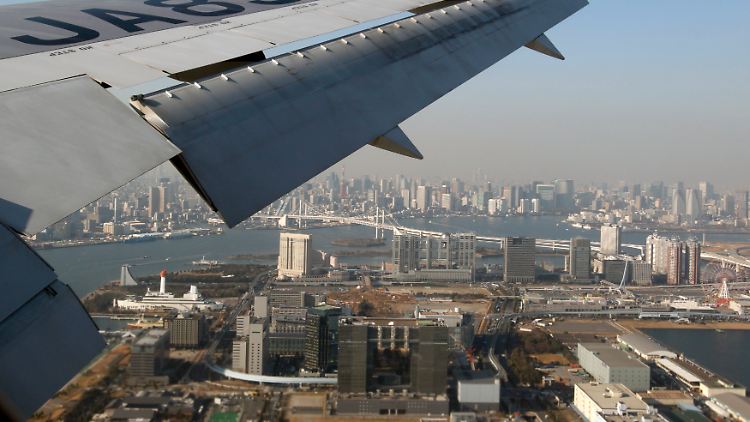 Eine JAL-Maschine im Anflug auf den Flughafen Tokio-Haneda (Archivbild).