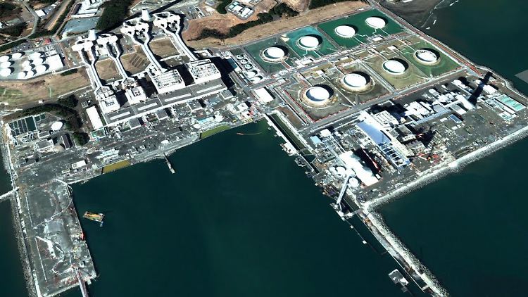 Das japanische Atomkraftwerk Fukushima einen Tag nach dem Tsunami.