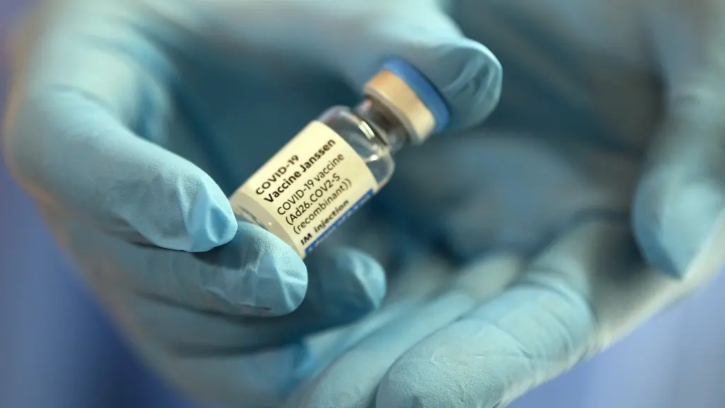 Ein-Flaeschchen-mit-dem-Impfstoff-von-Johnson-Johnson-wird-gezeigt